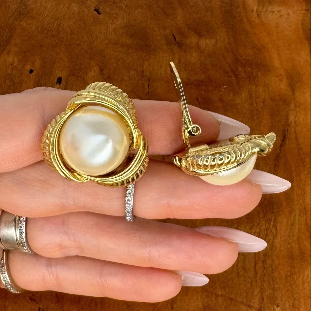 Vintage Sarah Coventry Gold Tone Faux Pearl Ribbed Swirl Clip On Earrings Boxed